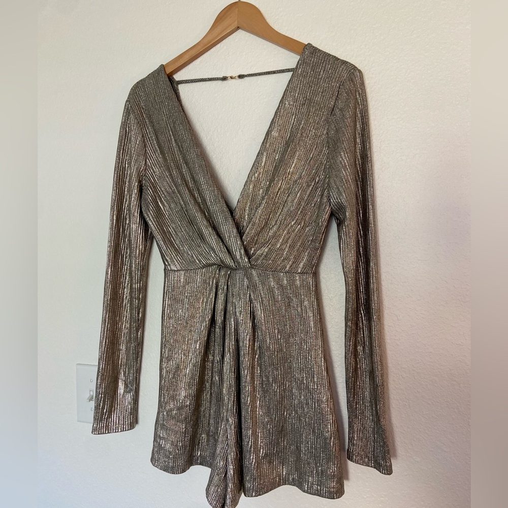 ASTR THE LABEL Kenzie Romper in Metallic Silver size S - Picture 5 of 11